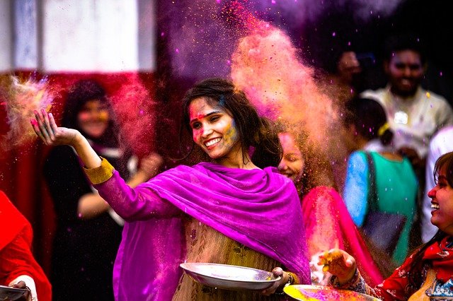 mujer en el festival "Holi" en India