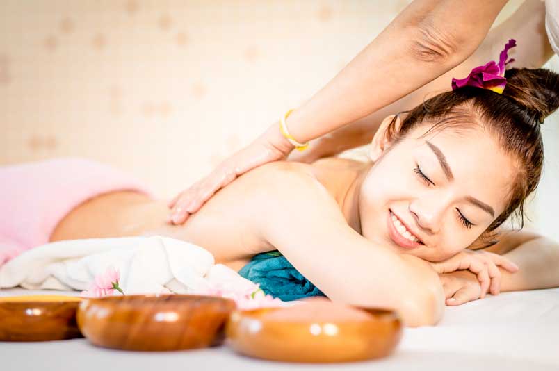 mujer recibiendo un masaje thai en la espalda